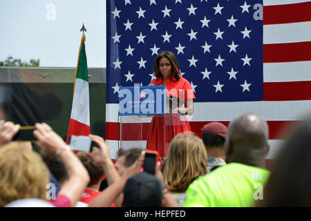 First Lady Michelle Obama richtet sich an Mitglieder der militärischen Gemeinschaft von Vicenza. Obama dankt amerikanische Fallschirmjäger mit Sitz in Norditalien und lobte den Service von ihren Familien Leben fern der Heimat. Die Ehefrau von US-Präsident Barack Obama im Gespräch mit Vertretern der 4.000 Mann starke amerikanische Gemeinschaft leben in und um die neu gebauten Caserma Del Din Basis in Vicenza, bedankte sich bei den Soldaten und Familien der 173rd Airborne Brigade, US-Armee Garnison Vicenza und US Armee Afrika, 19. Juni 2015, Vicenza, Italien. (US Army Foto von visuellen Informationen Spezialist Paolo Bov Stockfoto