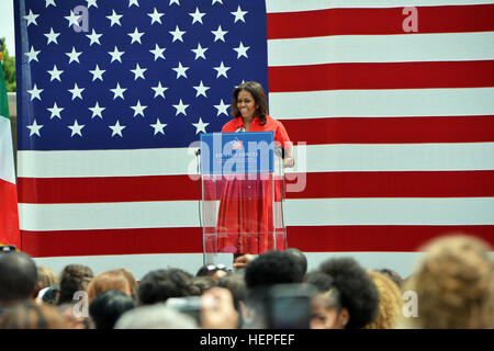 First Lady Michelle Obama richtet sich an Mitglieder der militärischen Gemeinschaft von Vicenza. Obama dankt amerikanische Fallschirmjäger mit Sitz in Norditalien und lobte den Service von ihren Familien Leben fern der Heimat. Die Ehefrau von US-Präsident Barack Obama im Gespräch mit Vertretern der 4.000 Mann starke amerikanische Gemeinschaft leben in und um die neu gebauten Caserma Del Din Basis in Vicenza, bedankte sich bei den Soldaten und Familien der 173rd Airborne Brigade, US-Armee Garnison Vicenza und US Armee Afrika, 19. Juni 2015, Vicenza, Italien. (US Army Foto von visuellen Informationen Spezialist Paolo Bov Stockfoto
