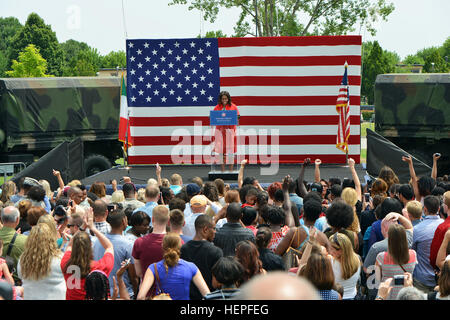 First Lady Michelle Obama richtet sich an Mitglieder der militärischen Gemeinschaft von Vicenza. Obama dankt amerikanische Fallschirmjäger mit Sitz in Norditalien und lobte den Service von ihren Familien Leben fern der Heimat. Die Ehefrau von US-Präsident Barack Obama im Gespräch mit Vertretern der 4.000 Mann starke amerikanische Gemeinschaft leben in und um die neu gebauten Caserma Del Din Basis in Vicenza, bedankte sich bei den Soldaten und Familien der 173rd Airborne Brigade, US-Armee Garnison Vicenza und US Armee Afrika, 19. Juni 2015, Vicenza, Italien. (US Army Foto von visuellen Informationen Spezialist Paolo Bov Stockfoto