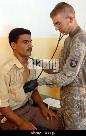 SPC. Benjamin Ulery, ein Eingeborener von Jay, Maine, überprüft Söhne des Irak, Abna'a al-Iraq, Mitglied oder der Herzschlag während ein medizinisches Screening in Rathwaniyah am 21. August 2008. Ulery serviert mit Batterie B, 1. Bataillon, 320th Field Artillery Regiment, 2nd Brigade Combat Team, 101st Airborne Division (Air Assault), Multi-National Division - Bagdad. Top Guns weiterhin mit SOI, bereit sie für irakische Polizei 111881 Stockfoto