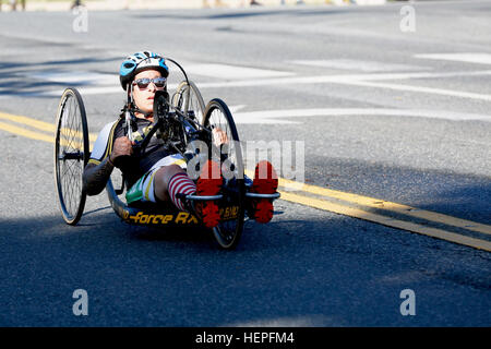 Athleten aus der Armee, Marine Corps, Marine, Luftwaffe, Special Operations Command, und die britischen Streitkräfte treten bei den 2015 Department of Defense Warrior Games auf der Marine Corps Base Quantico, Virginia, in Sportarten wie Liegehandradfahren, Bogenschießen, Schießen, Sitzvolleyball und Feldveranstaltungen an. dabei werden die körperlichen Fähigkeiten und Rehabilitation von verwundeten, kranken und verletzten Soldaten und Veteranen demonstriert. Stockfoto