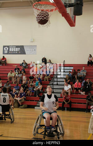 Die US Army Reserve und Veteran Athleten nahmen an adaptiven Sportarten teil, einschließlich Rollstuhlbasketball, bei den DoD Warrior Games 2015 auf der Marine Corps Base Quantico, Virginia, wo sie Geschicklichkeit und Wettkämpfe für verwundete, kranke und verletzte Soldaten zeigten. Stockfoto