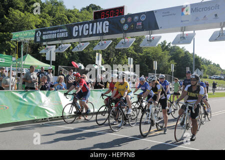 US-amerikanischen und britischen Streitkräfte aktiven Dienst und erfahrene Athleten bereiten, in der Frauen aufrecht Radrennen während 2015 Department of Defense Krieger Games bei Marine Corps Base Quantico, Virginia, 21.Juni konkurrieren. Die 2015 sind DOD Krieger Spiele vom 19-28. Juni statt. Die Spiele sind eine adaptive Sportwettkampf Veteranen und Verwundeten, Kranken und verletzten Angehörige. Rund treten 250 Athleten die Teams aus der Armee, Marine Corps, Marine, Luftwaffe, Special Operations Command und die britischen Streitkräfte im Bogenschießen, Radfahren, schießen, Volleyball, sitzen, Schwimmen, Stockfoto