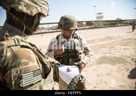 US Army Staff Sgt Hassan Kafi, Fallschirmjäger, Alpha-Truppe, 5. Staffel, 73. Kavallerie-Regiment, 82nd Airborne Division zugewiesen sieht auf ein Ziel mit einem irakischen Soldaten der 73. Brigade, 16. Division, während ein Schießstand am Camp Taji, Irak, 21. Juni 2015 zugewiesen. Bis heute wurden mehr als 2.100 Soldaten der irakischen Sicherheitskräfte am Camp Taji als Teil der kombiniert Joint Task Force – Betrieb innewohnende lösen multinationale Bemühung des islamischen Staates im Irak und der Levante zu besiegen geschult. (Foto: US-Armee Sgt. Charles M. Bailey, CJTF-OIR Public Affairs) Irakische Armee 73. Brigade-Sortiment Stockfoto