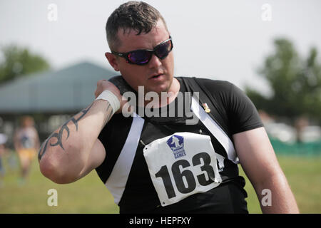 Ein Soldat der US-Armee, der der Warrior Transition Unit zugeordnet ist, nimmt an der Schießstoßveranstaltung des Department of Defense Warrior Games in der Marine Corps Base Quantico Teil. Der adaptive Sportwettbewerb besteht aus verwundeten, kranken und verletzten Soldaten und Veteranen der Armee, des Marine Corps, der Navy, der Luftwaffe, des Special Operations Command, und britische Streitkräfte, die an mehreren Veranstaltungen teilnehmen, darunter Bogenschießen, Radfahren, Schießen und Leichtathletik. Stockfoto