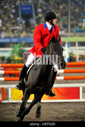 US Air Force Captain Eli Bremer reitet auf seinem Pferd, Dangdang, zu einem 14. Platz in der Springreiter Bestandteil moderner Fünfkampf bei der Beijing Olympischen Spiele 2008 in Peking, China, 21. August 2008 1.060 Punkte. Bremer beendete 23. mit moderner Fünfkampf insgesamt 5.204 Punkte an der Veranstaltung, der Pistole schießen, Fechten, Schwimmen, Reitsport Springreiten und laufen besteht. (US Armee-Foto von Tim Hipps/freigegeben) US Air Force Captain Eli Bremer reitet auf seinem Pferd, Dangdang, zu einem 14. Platz 1.060 Punkte in der Springreiter Bestandteil der moder Stockfoto