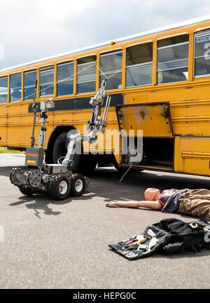 Ein Roboter zur Bombenräumung, gesteuert durch das Mitglied der New York National Guard 1108th Explosive Ordnance (EOD) Entsorger arbeitet mit der Erie-Polizei-Abteilung, entfernt eine Ausbildung IED aus einem Schulbus während der Rabe Herausforderung Bombe Beseitigung Fortbildungsveranstaltung am 24. Juni 2015, im New York State Bereitschaft Training Center in Oriskany, N.Y. Die 2015 zusammengebracht Ravens Herausforderung bei Oriskany EOD Einheiten von der New York Army und der Air National Guard, U.S. Army, Polizeikräfte aus über New York, und militärische und Polizeikräfte aus Kanada. Im Laufe der Woche lang cha Stockfoto