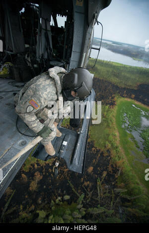 Diesen Sommer wurde voll von Waldbränden in ganz Alaska. Zahlreiche Feuerwehr-Teams haben aus den unteren Vereinigten Staaten im Kampf helfen aufgerufen wurde. Eines der Teams, die im Kampf beigetreten ist ein lokales Team, der Alaska Army National Guard. Mit zwei UH-60 Black Hawk-Hubschrauber und Bambi-Eimer, haben die Alaska Army National Guard Teams Brandbekämpfung Missionen in Abstimmung mit dem Bureau of Land Management, Feuerwehren, Sitz in Fort Wainwright, Alaska durchführen. Am Freitag, dem 26. Juni flog das Team ihre Flugzeuge bis Tok, Alaska, zur Unterstützung bei der Bekämpfung von ein paar großen f Stockfoto