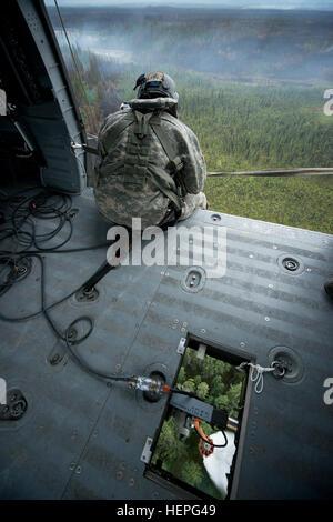 Diesen Sommer wurde voll von Waldbränden in ganz Alaska. Zahlreiche Feuerwehr-Teams haben aus den unteren Vereinigten Staaten im Kampf helfen aufgerufen wurde. Eines der Teams, die im Kampf beigetreten ist ein lokales Team, der Alaska Army National Guard. Mit zwei UH-60 Black Hawk-Hubschrauber und Bambi-Eimer, haben die Alaska Army National Guard Teams Brandbekämpfung Missionen in Abstimmung mit dem Bureau of Land Management, Feuerwehren, Sitz in Fort Wainwright, Alaska durchführen. Am Freitag, dem 26. Juni flog das Team ihre Flugzeuge bis Tok, Alaska, zur Unterstützung bei der Bekämpfung von ein paar großen f Stockfoto