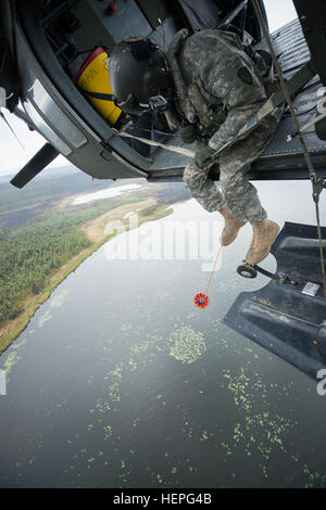 Diesen Sommer wurde voll von Waldbränden in ganz Alaska. Zahlreiche Feuerwehr-Teams haben aus den unteren Vereinigten Staaten im Kampf helfen aufgerufen wurde. Eines der Teams, die im Kampf beigetreten ist ein lokales Team, der Alaska Army National Guard. Mit zwei UH-60 Black Hawk-Hubschrauber und Bambi-Eimer, haben die Alaska Army National Guard Teams Brandbekämpfung Missionen in Abstimmung mit dem Bureau of Land Management, Feuerwehren, Sitz in Fort Wainwright, Alaska durchführen. Am Freitag, dem 26. Juni flog das Team ihre Flugzeuge bis Tok, Alaska, zur Unterstützung bei der Bekämpfung von ein paar großen f Stockfoto