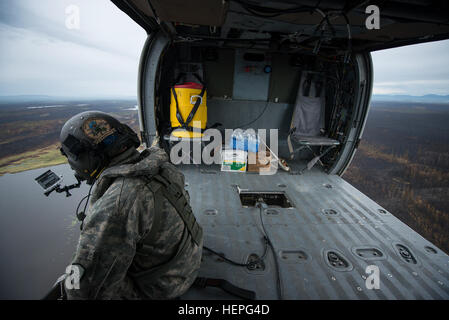 Diesen Sommer wurde voll von Waldbränden in ganz Alaska. Zahlreiche Feuerwehr-Teams haben aus den unteren Vereinigten Staaten im Kampf helfen aufgerufen wurde. Eines der Teams, die im Kampf beigetreten ist ein lokales Team, der Alaska Army National Guard. Mit zwei UH-60 Black Hawk-Hubschrauber und Bambi-Eimer, haben die Alaska Army National Guard Teams Brandbekämpfung Missionen in Abstimmung mit dem Bureau of Land Management, Feuerwehren, Sitz in Fort Wainwright, Alaska durchführen. Am Freitag, dem 26. Juni flog das Team ihre Flugzeuge bis Tok, Alaska, zur Unterstützung bei der Bekämpfung von ein paar großen f Stockfoto
