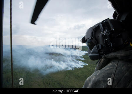 Diesen Sommer wurde voll von Waldbränden in ganz Alaska. Zahlreiche Feuerwehr-Teams haben aus den unteren Vereinigten Staaten im Kampf helfen aufgerufen wurde. Eines der Teams, die im Kampf beigetreten ist ein lokales Team, der Alaska Army National Guard. Mit zwei UH-60 Black Hawk-Hubschrauber und Bambi-Eimer, haben die Alaska Army National Guard Teams Brandbekämpfung Missionen in Abstimmung mit dem Bureau of Land Management, Feuerwehren, Sitz in Fort Wainwright, Alaska durchführen. Am Freitag, dem 26. Juni flog das Team ihre Flugzeuge bis Tok, Alaska, zur Unterstützung bei der Bekämpfung von ein paar großen f Stockfoto