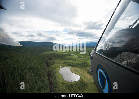 Diesen Sommer wurde voll von Waldbränden in ganz Alaska. Zahlreiche Feuerwehr-Teams haben aus den unteren Vereinigten Staaten im Kampf helfen aufgerufen wurde. Eines der Teams, die im Kampf beigetreten ist ein lokales Team, der Alaska Army National Guard. Mit zwei UH-60 Black Hawk-Hubschrauber und Bambi-Eimer, haben die Alaska Army National Guard Teams Brandbekämpfung Missionen in Abstimmung mit dem Bureau of Land Management, Feuerwehren, Sitz in Fort Wainwright, Alaska durchführen. Am Freitag, dem 26. Juni flog das Team ihre Flugzeuge bis Tok, Alaska, zur Unterstützung bei der Bekämpfung von ein paar großen f Stockfoto