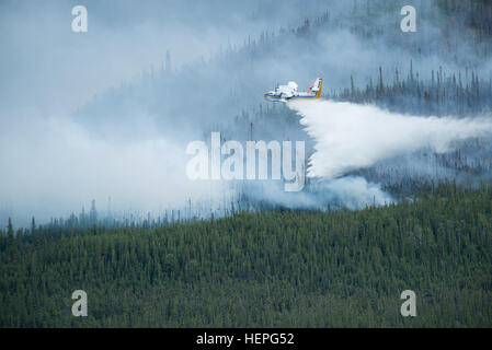 Diesen Sommer wurde voll von Waldbränden in ganz Alaska. Zahlreiche Feuerwehr-Teams haben aus den unteren Vereinigten Staaten im Kampf helfen aufgerufen wurde. Eines der Teams, die im Kampf beigetreten ist ein lokales Team, der Alaska Army National Guard. Mit 2 UH-60 Black Hawk-Hubschrauber und Bambi-Eimer der Alaska Army National Guard haben Mannschaften Brandbekämpfung Missionen in Abstimmung mit dem Bureau of Land Management, Feuerwehren, Sitz in Fort Wainwright, Alaska durchführen. Am Freitag, den 26. Juni flog das Team ihre Flugzeuge bis Tok, Alaska, zur Unterstützung im Kampf gegen ein paar große Brände Stockfoto