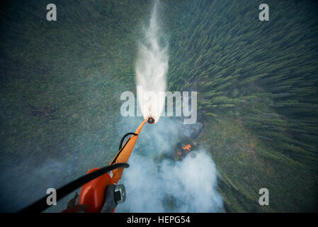 Diesen Sommer wurde voll von Waldbränden in ganz Alaska. Zahlreiche Feuerwehr-Teams haben aus den unteren Vereinigten Staaten im Kampf helfen aufgerufen wurde. Eines der Teams, die im Kampf beigetreten ist ein lokales Team, der Alaska Army National Guard. Mit zwei UH-60 Black Hawk-Hubschrauber und Bambi-Eimer, haben die Alaska Army National Guard Teams Brandbekämpfung Missionen in Abstimmung mit dem Bureau of Land Management, Feuerwehren, Sitz in Fort Wainwright, Alaska durchführen. Am Freitag, dem 26. Juni flog das Team ihre Flugzeuge bis Tok, Alaska, zur Unterstützung bei der Bekämpfung von ein paar großen f Stockfoto