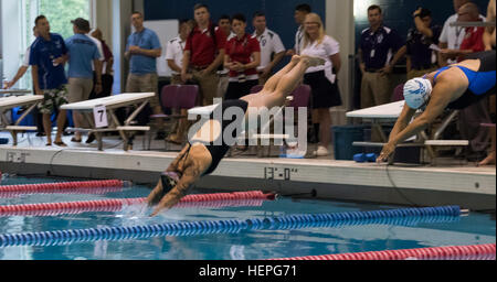 Mitglieder des Militärs und Veteranen aus mehreren US-Militärverbänden treten bei den 2015 Department of Defense Warrior Games in Manassas, Virginia, in adaptiven Sportarten an, darunter Schwimmen, Radfahren, Bogenschießen, und sitzendes Volleyball. Stockfoto