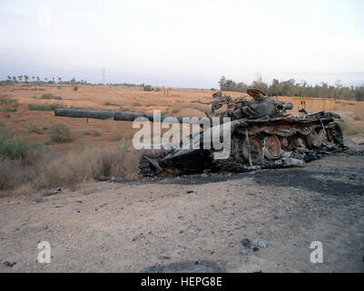 Eine zerstörte irakische t-72 Main Battle Tank (MBT) liegt entlang einer Straße zum Al Iskandariyah, Irak, während der Operation IRAQI FREEDOM. Irakischen t-72 Panzer zerstört Stockfoto