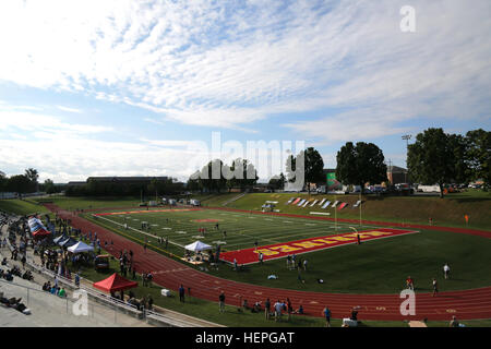 USA und British Armed Forces konkurrieren während 2015 Department of Defense Krieger Games bei Marine Corps Base Quantico, Virginia, in den Track-Event Juni 28. Die DOD Krieger Spiele sind vom 19-28. Juni statt. Die Spiele sind eine adaptive Sportwettkampf Veteranen und Verwundeten, Kranken und verletzten Angehörige. Rund 250 Athleten kämpfen die Teams aus der Armee, Marine Corps, Marine, Luftwaffe, Special Operations Command und die britischen Streitkräfte im Bogenschießen, Radfahren, Feld, schießen, sitzen Volleyball, Schwimmen, Track und Rollstuhl-Basketball.  (Foto: US-Armee Pfc. Sand Stockfoto