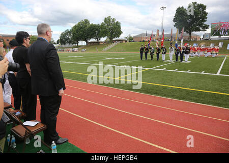 Die 2015 abgehaltenen Warrior Games des Verteidigungsministeriums wurden auf der Marinekorps-Basis Quantico abgeschlossen, in denen verwundete, kranke und verletzte Soldaten und Veteranen in adaptiven Sportarten wie Bogenschießen, Radfahren, Feldveranstaltungen, Schießen, Sitzvolleyball, Schwimmen, Leichtathletik und Rollstuhlbasketball mit 250 Athleten, die die US-Streitkräfte und die britische Armee vertreten. Stockfoto