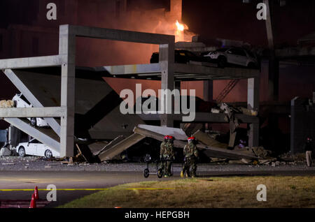 US Armee-Reserve-Soldaten von 493 Engineer Detachment, 412. Theater Ingenieur Command von Pascagoula, Mississippi, Suche nach Opfern in einer eingestürzten Parkhaus während Betrieb Guardian 15, in der Nähe von Perry, Ga., 27. Juni 2015. Mehr als 500 Soldaten der Armee-Reserve und eine aktive Armee-Einheit beteiligen sich an der Übung, um ihre Such- und Rettungsmaßnahmen, Gefahrgut, Dekontamination und medizinische Triage-Fähigkeiten zu testen. (US Armee-Foto von Brian Godette/freigegeben) US Army Reserve Heimat Operationen 150627-A-SQ484-158 Stockfoto