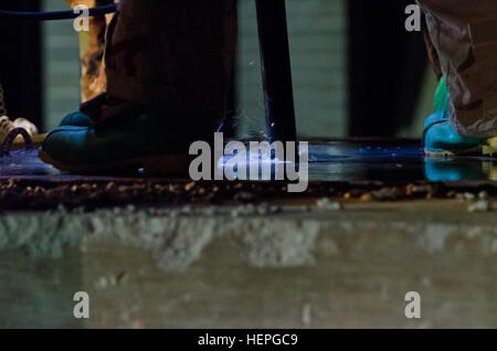 US Armee-Reserve-Soldaten von 493 Engineer Detachment, 412. Theater Ingenieur Command von Pascagoula, Mississippi, erholen Opfer aus einem eingestürzten Gebäude mit einem Bohrer während Betrieb Guardian 15, 28 Juni, in der Nähe von Perry, Ga. Mehr als 500 Soldaten der Armee-Reserve und eine aktive Armee-Einheit beteiligen sich an der Übung, um ihre Such- und Rettungsmaßnahmen, Gefahrgut, Dekontamination und medizinische Triage-Fähigkeiten zu testen. (US Armee-Foto von Brian Godette/freigegeben) Betrieb Guardian 15 150628-A-SQ484-169 Stockfoto