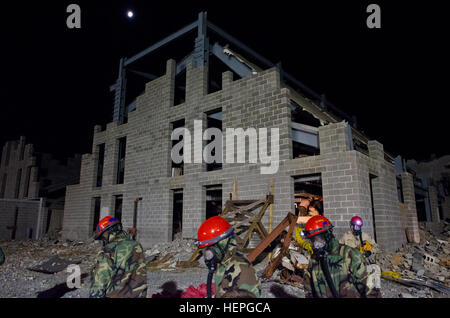 US Army Reserve Soldaten von 493 Engineer Detachment, 412. Theater Ingenieur Command, von Pascagoula, Mississippi, und Sanitäter aus der US Army Reserve 331st Medical Detachment, 3. Medical Command (Deployment Support), Perinne, Florida, Recover Opfer aus einem eingestürzten Gebäude während der Operation Guardian 15, 28 Juni, in der Nähe von Perry, Ga. Mehr als 500 Soldaten der Armee-Reserve und eine aktive Armee-Einheit beteiligen sich an der Übung, um ihre Such- und Rettungsmaßnahmen, Gefahrgut, Dekontamination und medizinische Triage-Fähigkeiten zu testen. (US Armee-Foto von Brian Godette/freigegeben) Betrieb Guardi Stockfoto