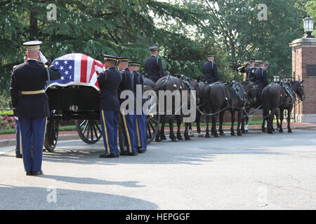 Soldaten von der Ehrengarde erhöhen den Sarg des Armee-Reserve-Oberstleutnant Todd Douglas Thomson auf der Pferdekutsche am Nationalfriedhof Arlington, VA., 1. Juli 2015. Rund 26 Beerdigungen kommen jeden Tag in Arlington. (Foto: U.S. Army Staff Sgt Kai L. Jensen, 76. Einsatzführungskommando Antwort) Ehemann, Vater, Soldat im Arlington 150701-A-AM439-027 begraben Stockfoto