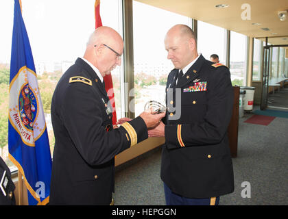 Mitglieder der Nationalgarde Minnesota versammelt, um die Änderung der Zuständigkeiten zwischen der Staat ausgehenden Command Chief Warrant Officer, Chief Warrant Officer 5 Peter Panos und eingehende Chief Warrant Officer 4 Kip Knudson 1. Juli 2015 zu markieren. Neuer Befehl chief Warrant Officer übernimmt in Minnesota 150701-A-BC699-002 Stockfoto