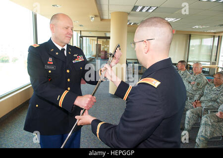 Mitglieder der Nationalgarde Minnesota versammelt, um die Änderung der Zuständigkeiten zwischen der Staat ausgehenden Command Chief Warrant Officer, Chief Warrant Officer 5 Peter Panos und eingehende Chief Warrant Officer 4 Kip Knudson 1. Juli 2015 zu markieren. Neuer Befehl chief Warrant Officer übernimmt in Minnesota 150701-A-BC699-003 Stockfoto