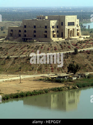 BABYLON, Irak--Einer der Paläste von Saddam Husseins steht auf einem Hügel mit Blick auf den Fluss Euphrat und die Ruinen der antiken Stadt. Während US-Truppen regelmäßig gezielte vieler Saddam Paläste während seiner Amtszeit, diesein blieb weitgehend unangetastet. Foto von Pfc. James Matise/U.S. Armee Palast am Euphrat 2003 Stockfoto