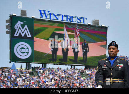 Soldaten aus der 85. Support Command Color Guard Team präsentieren die Farben während der Chicago White Sox vs. Miami Marlins Spiel im Wrigley Field, Juli 3. Das Spiel mit mehr als 41.000 anwesend war eines der drei Spiele während der Fourth Of July Wochenende für Soldaten aus der örtlichen Einheit. (Foto: US-Armee Sgt. 1. Klasse Anthony L. Taylor/freigegeben) Wrigley Field linken Feld Videoboard 1 Stockfoto