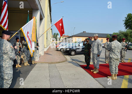 Generalmajor Salim Mustafa Kijuu, Landstreitkräfte Tansania Menschen des Kommandanten Defence Force, mit Generalmajor Darryl A. Williams, US-Armee Afrika Kommandierender general, während besuchen bei Caserma Ederle in Vicenza, Italien, 7. Juli 2015. (Foto von visuellen Informationen Spezialist Paolo Bovo) Generalmajor Salim Mustafa Kijuu Besuche in Caserma Ederle in Vicenza, Italien, Juli 7,2015 150707-A-JM436-045 Stockfoto