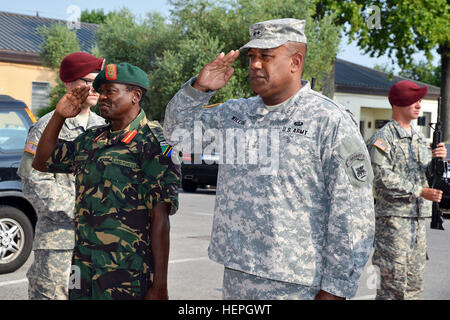 Generalmajor Salim Mustafa Kijuu, Landstreitkräfte Tansania Menschen des Kommandanten Defence Force, mit Generalmajor Darryl A. Williams, US-Armee Afrika Kommandierender general, während besuchen bei Caserma Ederle in Vicenza, Italien, 7. Juli 2015. (Foto von visuellen Informationen Spezialist Paolo Bovo) Generalmajor Salim Mustafa Kijuu Besuche in Caserma Ederle in Vicenza, Italien, Juli 7,2015 150707-A-JM436-049 Stockfoto