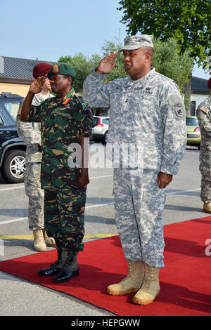 Generalmajor Salim Mustafa Kijuu, Landstreitkräfte Tansania Menschen des Kommandanten Defence Force, mit Generalmajor Darryl A. Williams, US-Armee Afrika Kommandierender general, während besuchen bei Caserma Ederle in Vicenza, Italien, 7. Juli 2015. (Foto von visuellen Informationen Spezialist Paolo Bovo) Generalmajor Salim Mustafa Kijuu Besuche in Caserma Ederle in Vicenza, Italien, Juli 7,2015 150707-A-JM436-054 Stockfoto