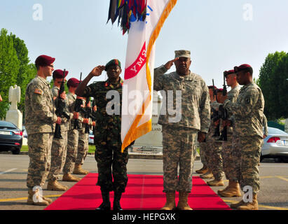 Generalmajor Darryl A. Williams, Kommandeur der US-Armee Afrika am 7. Juli um Caserma Ederle als Teil von einem Befehl gesponsert Besuch von US-Armee Afrika koordiniert im Auftrag der US-Armee Generalmajor Salim Mustafa Kijuu, Kommandeur der der tansanischen Menschen Defence Force, Land und Major Gen Zoma Mathik Kongo, Director of Operations für die TPDF begrüßt. Befehl gesponsert besucht zusammenbringen senior Land Kraft Kommandanten von Nationen auf der ganzen Welt, aller Beteiligten gerecht zu diskutieren und Interoperabilität zu erhöhen. USARAF veranstaltet das jährliche Gender Mainstreaming Seminar in Tansania in M Stockfoto