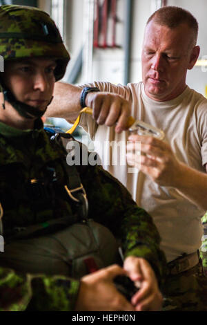 US Army Heli Generalmajor Cristopher Murphy, führt aus dem 982nd Combat Camera Company (Airborne), eine Heli-Personal-Inspektion auf einem estnischen Fallschirmjäger während International springen Woche (IJW), Ramstein Air Base, Deutschland, 8. Juli 2015. 435. Kontingenz Reaktionsgruppe Gastgeber IJW jährlich, globale Partnerschaften fördern Kameradschaft zwischen USA und internationalen Fallschirmjäger und zum Austausch von aktuellen Taktiken, Techniken und Verfahren im Zusammenhang mit Luftlandeoperationen (Static-Line und militärischen Freifall).  (Foto: US Army Staff Sgt Justin P. Morelli / veröffentlicht) 435. CRG Stockfoto