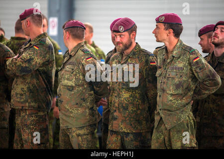 Deutsche Fallschirmjäger stehen in Formation vor der Preisverleihung für internationale springen Woche (IJW), Ramstein Air Base, Deutschland, 8. Juli 2015. 435. Kontingenz Reaktionsgruppe Gastgeber IJW jährlich, globale Partnerschaften fördern Kameradschaft zwischen USA und internationalen Fallschirmjäger und zum Austausch von aktuellen Taktiken, Techniken und Verfahren im Zusammenhang mit Luftlandeoperationen (Static-Line und militärischen Freifall).  (Foto: US Army Staff Sgt Justin P. Morelli / veröffentlicht) 435. CRG internationalen springen Woche 150708-A-PP104-348 Stockfoto