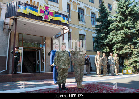 US Army Chief Of Staff, General Ray Odierno, rechts, steht stramm mit Generalleutnant Anatolii Pushniakov, Ukrainisch Land Forces Commander, als Teil einer Ehren-Zeremonie beim Ukraine Land Forces Command, 8. Juli 2015. Odierno wurde auf einer vier-Tage-Tour durch Europa er Soldaten in Ausbildung, Führung der US-Army in Europa und Würdenträger in vier Ländern besuchte. (US Armee-Foto von Staff Sgt. Chuck Belastung/freigegeben) General Ray Odierno, rechts mit Generalleutnant Anatolii Pushniakov Stockfoto