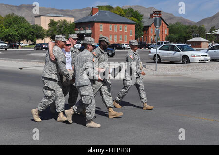 Soldaten bewegen ein Rollenspieler, die vorgibt, eine zivile Opfer von Rally Point 1 zum Bereich medizinische Triage volle Skala Übung Eisen reagiert auf West Fort Bliss 9.Juli. Die Übung vorgesehen, eine vollständige Reaktion auf einen Vorfall, aktive Schütze so Beamten könnte die Installation Fähigkeit effektiv zu verwalten, einen Vorfall zu bewerten. Die Verletzten ist für das medizinische Personal schnell eine der größten Prioritäten in Übungen und realen Situationen. Mehreren Notfallorganisation auf Fort Bliss und der El Paso Community zusammengearbeitet, während der Übung. Eisen-Reaktion, O Stockfoto