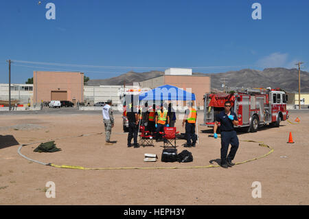 Fort Bliss Feuerwehr Personal vorbereiten der Triage-Site zu behandeln und Opfer zu evakuieren, da sie evakuiert werden, aus dem Gebäude während der Reaktion von Eisen und aktive Schütze-Übung, die die Soldaten Belastbarkeit und Readiness Center auf West Fort Bliss 9 Juli stattfand. Eisen-Reaktion, auf dem Boden einer aktiven Shooter Übung 150709-A-CX902-010 Stockfoto