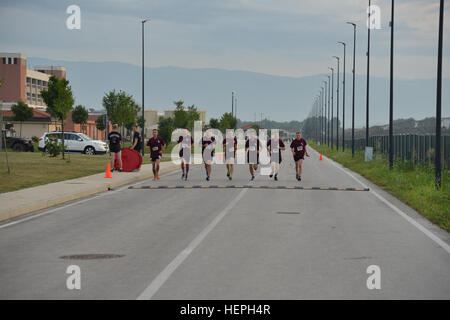 Das Siegerteam von Fallschirmjägern aus der 173rd Airborne Brigade 1. Bataillon, 503. Infanterieregiment nähert sich der Ziellinie in den Ablauf der Herde 9. Juli 2015, im Museum Del Din, Vicenza, Italien. Das Nacht-Rennen ist eine jährliche Tradition in der Brigade und lief zu Ehren des "Sky Soldaten", die ihr Leben während der Kampfhandlungen im zweiten Weltkrieg, Vietnam, Irak und Afghanistan gab. (US Army Foto von visuellen Informationen Spezialist Paolo Bovo/freigegeben) Läuft der Herde 150709-A-JM436-252 Stockfoto