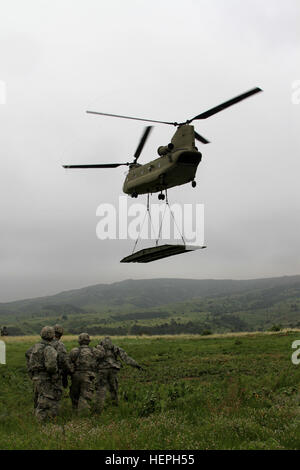 Soldaten der Alpha Company, 299. Brigade-Pionier-Bataillon, 4. US-Infanteriedivision, 1st Stryker Brigade Combat Team zu kämpfen, um sich gegen den Rotor Waschgang ein CH-47 Chinook-Hubschrauber von Bravo Company, 2. General Support Aviation Battalion, 4. Combat Aviation Brigade, 4. US-Infanteriedivision, während Schleuder laden Training für die rasch eingelagerten Brückensystem, 9. Juli 2015. "Sling laden die REBS ist einzigartig und wir haben aus unserer Ausbildung am Standort Pinon Canyon Manöver gelernt, gibt es eine Menge von Luft Angriff Operationen innerhalb einer Stryker-Brigade" sagte 1st Lt. Ryan Hall, platoon Leader, Alpha Stockfoto