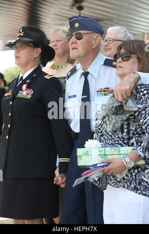 Ein Chief Warrant Officer zieht sich während einer Zeremonie in Fort Hood, Texas, aus der US Army zurück und feiert ihren Dienst als Bandmeisterin. Stockfoto