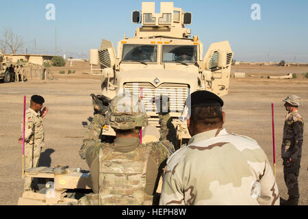 US Army Spc. Derick Pacheco, ein Fallschirmjäger, Alpha-Truppe, 5. Staffel, 73. Kavallerie-Regiment, 3rd Brigade Combat Team, 82nd Airborne Division zugewiesen führt eine MaxxPro während der Teilnahme an Mine-resistente, Hinterhalt geschützte Fahrzeug Training Camp Taji, Irak, 11. Juli 2015.  Durch beraten und unterstützen und bauen Partner Kapazität Missionen, die Combined Joint Task Force-Betrieb verbundenen lösen multinationale Koalition hat mehr als 10.000 irakische Sicherheitskräfte gegen die islamischen Staates im Irak und der Levante ausgebildet. Eine Koalition von regionalen und internationalen Nationen haben joi Stockfoto