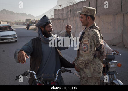 Soldaten der US-Armee und die afghanische Polizei für zivile Ordnung führten am 30. Mai 2011 im Rahmen der Operation Enduring Freedom eine Mission in der Innenstadt von Kandahar City, Afghanistan, durch, um taktische Kontrollpunkte zu errichten, um Fahrzeuge zu durchsuchen und Informationen von der lokalen Bevölkerung zu sammeln. Stockfoto