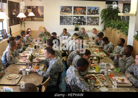 Command Sergeant Major Gerardo Dominguez, trat die Senior Berater der 32. Armee-Luft und Missile Defense Command, trifft sich mit Soldaten des 69. Luft-Verteidigung-Artillerie-Brigade am 13. Juli in der Patriot Inn Esszimmer Einrichtung auf Fort Hood, Texas. 32. AAMDC ist stationiert in Fort Bliss, Texas, und ist die Eltern-Einheit des 69. ADA Bde., das ist bekannt als der "Lightning Brigade." (Foto: U.S. Army Staff Sgt Kimberly Lessmeister / 69. ADA Public Affairs Office) 32. AAMDC CSM besucht "Lightning Brigade" 150713-A-PV892-013 Stockfoto