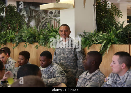 Command Sergeant Major Gerardo Dominguez, trat die Senior Berater der 32nd Army Air und Missile Defense Command, Antworten auf Fragen von 69. Air Defense Artillery Brigade Soldaten am 13. Juli in der Patriot Inn Esszimmer Einrichtung auf Fort Hood, Texas. 32. AAMDC ist stationiert in Fort Bliss, Texas, und ist die übergeordnete Einheit der 69. ADA Bde., bekannt als die "Lightning Brigade." (Foto: U.S. Army Staff Sgt Kimberly Lessmeister / 69. ADA Public Affairs Office) 32. AAMDC CSM besucht "Lightning Brigade" 150713-A-PV892-041 Stockfoto