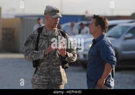 Ein Public Affairs-Offizier mit der 196. Manöver Enhancement Brigade, South Dakota Army National Guard Captain Anthony Deiss besucht mit Richard Engel, NBC Nachrichten-Korrespondent, 7. Juli 2010, am Camp Phoenix in Kabul, Afghanistan. SD-Soldaten Berichten über uns militärische Bemühungen in Afghanistan 100707-A--012 Stockfoto