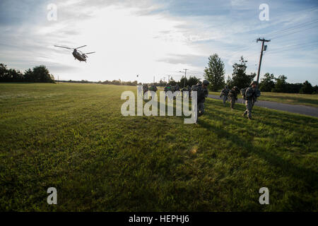 Soldaten, 2. Zug zugewiesen, 563rd Military Police Company, 91. Military Police Battalion, Form in Spalten als zwei CH-47 Chinook Hubschrauber Ansatz Division Hill, den Zug zum Startpunkt der 12-Meilen-Ruck zu transportieren marschieren, 17.Juli. Die tapferen Männer und Frauen, die ihrem Land dienen tun dies, weil die Armee, dass sie sagt zu haben, aber auch zu beweisen, um sich, was sie können. (Foto von Staff Sgt Michael K. Selvage, 10. Mountain Division Sustainment Brigade Public Affairs NCO) (Freigegeben) Zermalmer 150717-A-CA521-058 Stockfoto