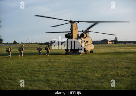 Die ersten Soldaten, 2. Zug, 563rd Military Police Company, 91. Militärpolizei Bataillon, zugewiesen verschieben auf einen wartet auf CH-47 Chinook-Hubschrauber in Division Hill, 17.Juli. Das Flugzeug müssten zwei Reisen nach der 75-Soldat Zug unterzubringen. (Foto von Staff Sgt Michael K. Selvage, 10. Mountain Division Sustainment Brigade Public Affairs NCO) (Freigegeben) Laden sie 150717-A-CA521-021 Stockfoto